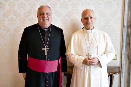 Monseñor Colombo, presidente del Episcopado argentino, y el papa León XIV, en octubre de 2025