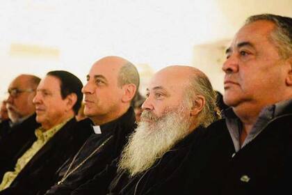 Monseñor Fernández, junto a Pérsico y otros dirigentes sociales en la Catedral de La Plata