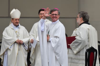 Monseñor Jorge García Cuerva inició su ministerio pastoral como 13° arzobispo de Buenos Aires; en la foto lo acompañan los obispos auxiliares Enrique Eguía Seguí y Alejandro Giorgi y el rector de la Catedral, padre Alejandro Russo