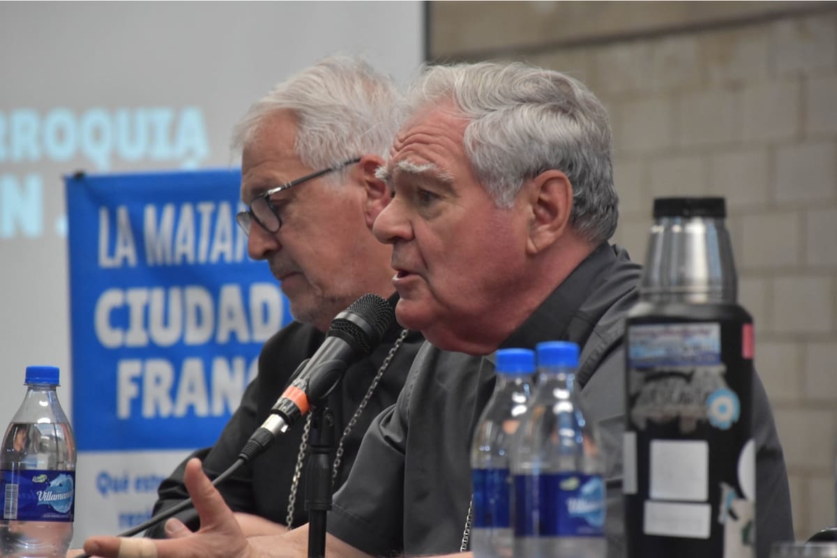 Monseñor Oscar Ojea y el obispo Eduardo Horacio García, en La Matanza