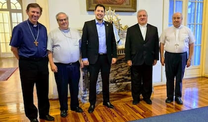 Monseñor Raúl Pizarro, el cardenal Ángel Rossi, Agustín Caulo (secretario de Culto), monseñor Marcelo Colombo y monseñor César Daniel Fernández