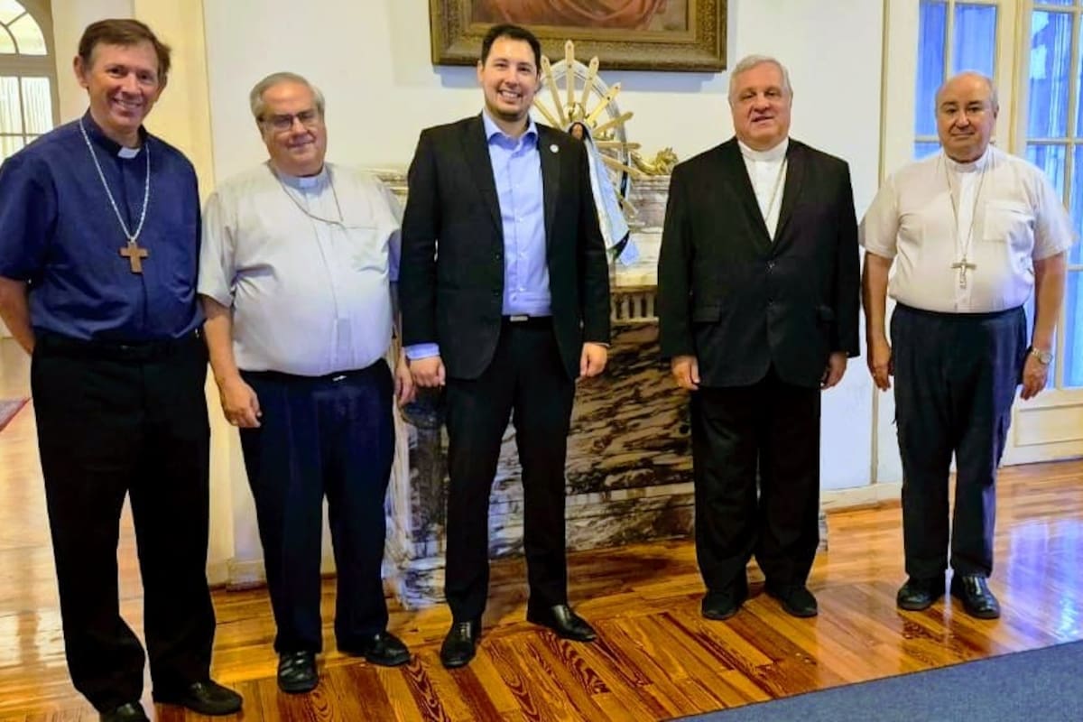 Monseñor Raúl Pizarro, el cardenal Ángel Rossi, el subsecretario de Culto, Agustín Caulo, monseñor Marcelo Colombo y monseñor César Daniel Fernández