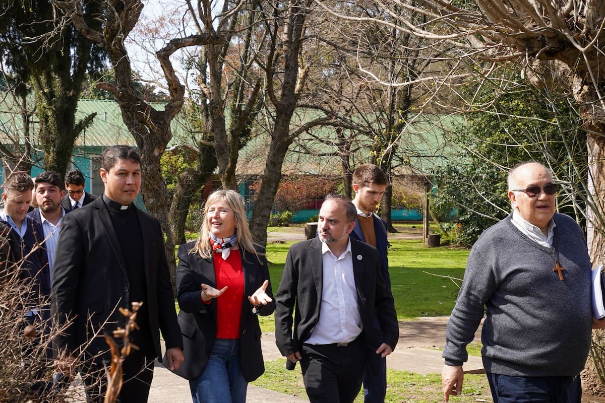 Monseñor Salas Castañeda, coordinador de los viajes del Papa, y la asesora del gobierno bonaerense Cristina Álvarez Rodríguez, en el predio del Pequeño Cottolengo Don Orione, de Claypole