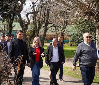 Monseñor Salas Castañeda, coordinador de los viajes del Papa, y la asesora del gobierno bonaerense Cristina Álvarez Rodríguez, en el predio del Pequeño Cottolengo Don Orione, de Claypole
