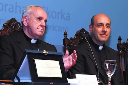 Jorge Bergoglio junto a "Tucho" Fernández cuando era rector de la UCA