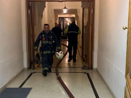 Monserrat: se prendió fuego el segundo piso de un edificio y murió una mujer que vivía en planta baja