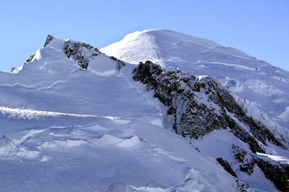 Mont Blanc, el pico más alto de Europa occidental. (AP Foto/Patrick Gardin, archivo)