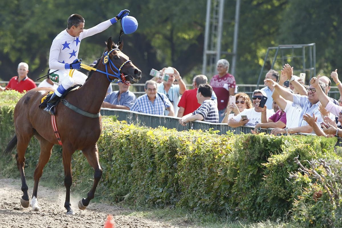 Montado en Hope Glory tras la cuarta carrera de San Isidro, festeja aplaudido Jorge Ricardo; el jockey brasileño, de 56 años y que había superado un linfoma, alcanzó la marca de 12.845 éxitos y destronó al retirado Russell Baze
