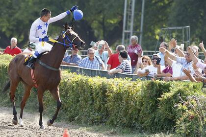 Montado en Hope Glory tras la cuarta carrera de San Isidro, festeja aplaudido Jorge Ricardo; el jockey brasileño, de 56 años y que había superado un linfoma, alcanzó la marca de 12.845 éxitos y destronó al retirado Russell Baze