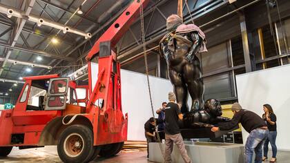 Montaje de El hombre que camina de Fernando Botero en arteBA en 2017