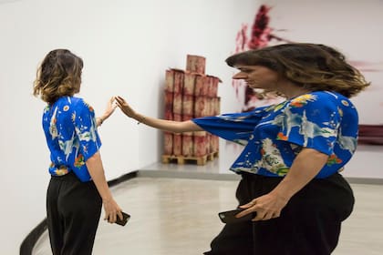Juegos con los reflejos en la obra Doble vértigo, en la muestra de Anish Kapoor en Fundación Proa