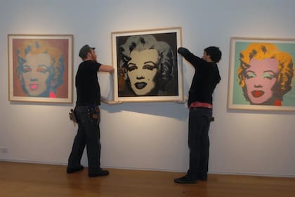 Montaje de la muestra Warhol. Mr. America (2009), la tercera más visitada del museo