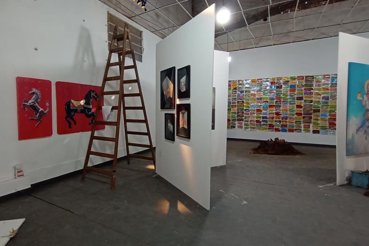 Montaje en la Feria ArteCo, de Corrientes, poco antes de la inauguración