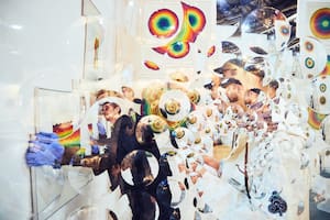 Montaje visto a través de obra de Rogelio Polesello, en la galería Del Infinito