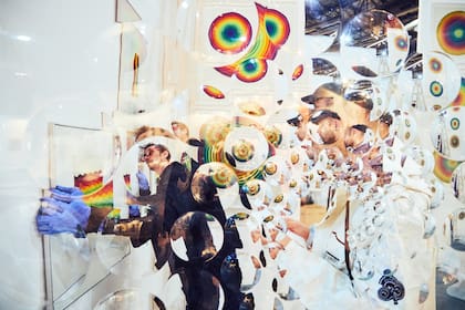 Montaje visto a través de obra de Rogelio Polesello, en la galería Del Infinito