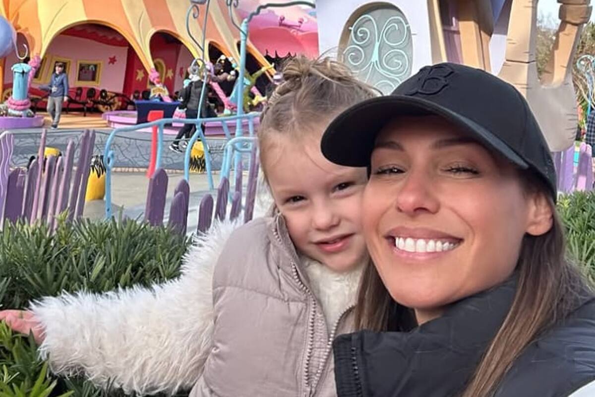 Montaña rusa, dinosaurios y patadas de kung fu: así fue el paseo familiar de Pampita con sus cuatro hijos por los parques de Disney