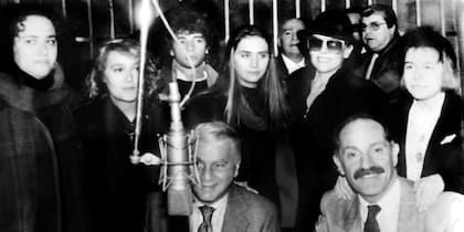 Montanari, Ledo, Claudia Flores, Verónica Walfisch, Mariana Torre, Adriana Salonia y Fabián Vena junto a Antonio Cafiero