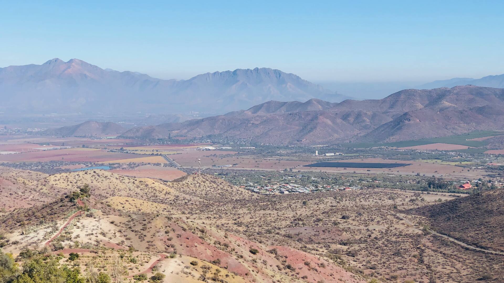Montañas y aridez: entre pequeños pueblos campestres, se pueden visitar bodegas, restaurantes premiados y hacer cabalgatas