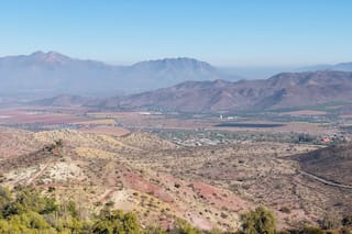 El valle próximo a la cordillera de los Andes, con viñedos y termas, en pleno auge