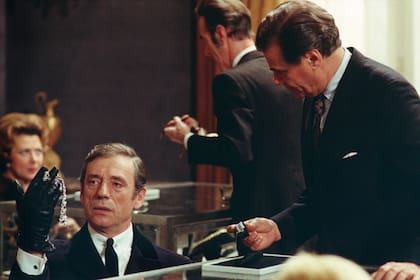 Montand, en una escena que anticipa el gran clímax de El círculo rojo
