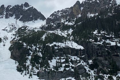 Montañista sobrevive a caída de 120 metros; sus tres compañeros mueren