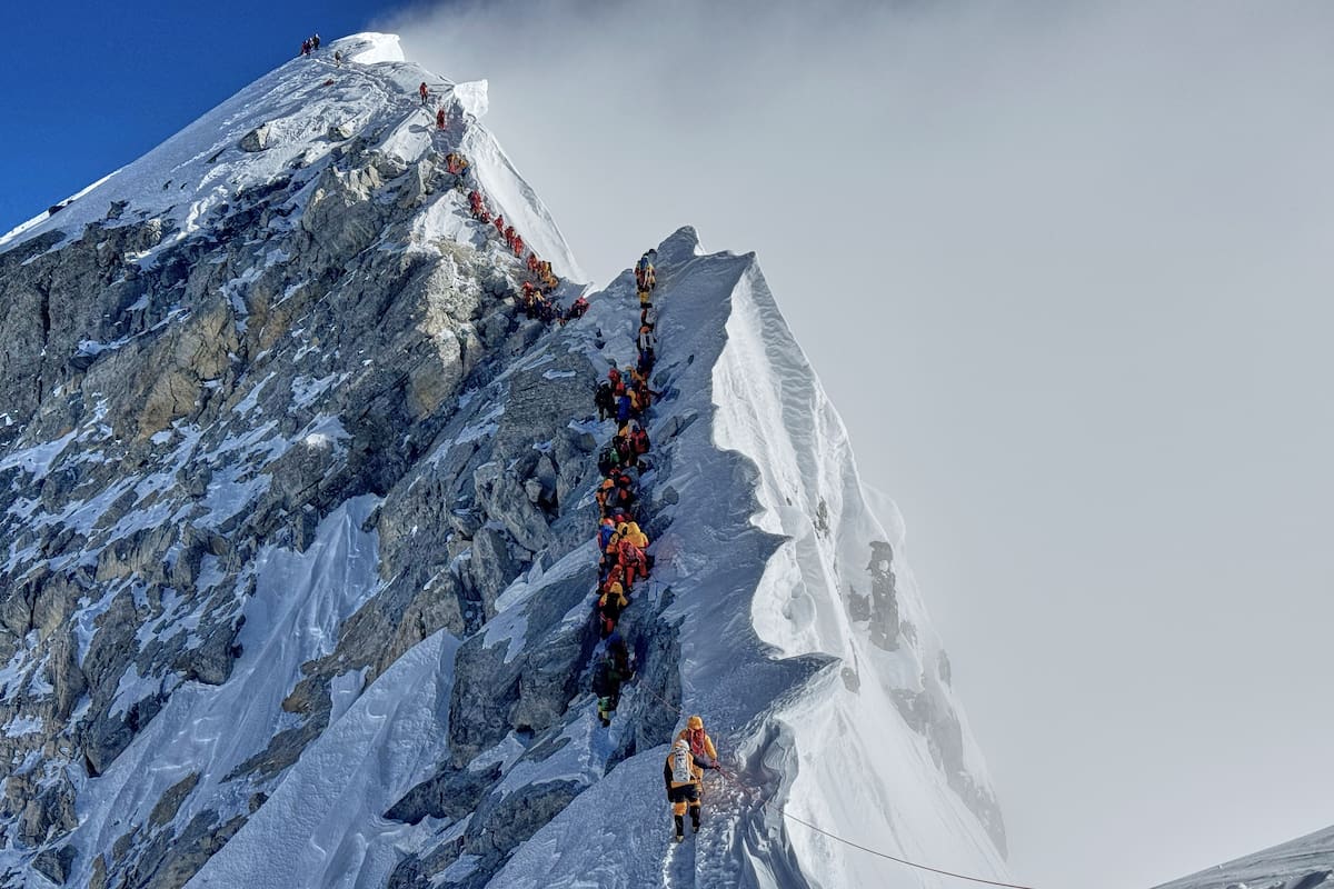 Montañistas hacen fila cerca de la cumbre del Everest, en Nepal, el 18 de mayo de 2025