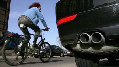 Montar bicicleta en lugar de conducir un auto puede ser una contribución para disminuir el calentamiento global.
