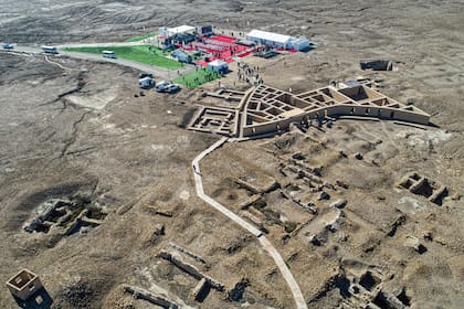 Montaron un escenario en medio del desierto para el papa Francisco