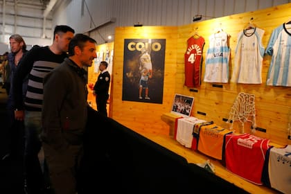 Montecchia y Leo Gutiérrez miran los recuerdos del Colo Wolkowyski