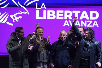 Montenegro (a la izquierda) es candidato por LLA en la quinta sección, Santilli va para diputado nacional en octubre, y Ritondo fue quien coordinó el acuerdo