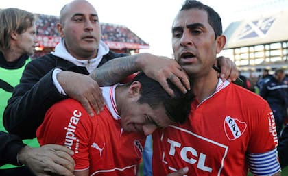 Montenegro consuela a un compañero tras el descenso de Independiente en 2013