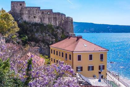 Montenegro es un país del sureste de Europa situado en la península balcánica, que cuenta con casi 300 km de costa a orillas del mar Adriático