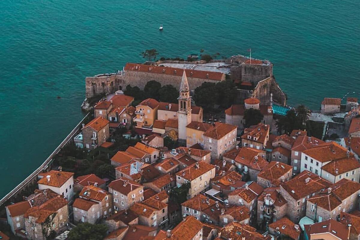 Montenegro es un país del sureste de Europa situado en la península balcánica, que cuenta con casi 300 km de costa a orillas del mar Adriático