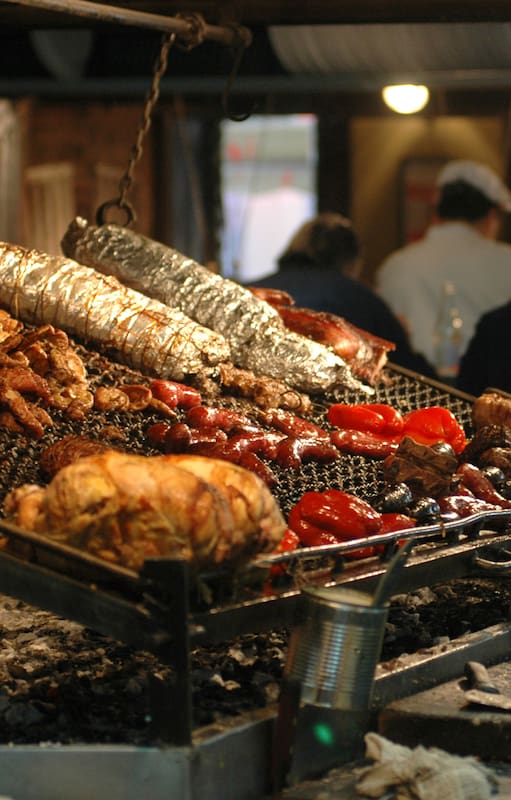 El Mercado del Puerto, en Montevideo, un clásico para las mejores parrilladas