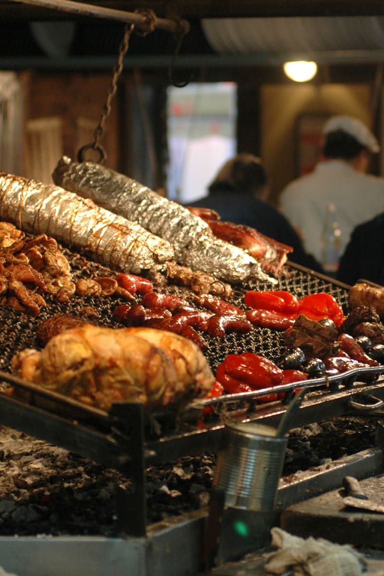El Mercado del Puerto, en Montevideo, un clásico para las mejores parrilladas