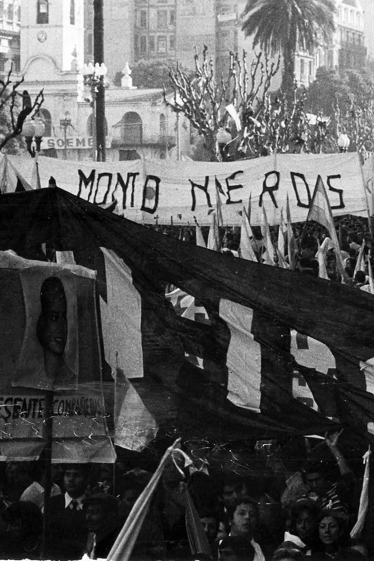 Montoneros en Plaza de Mayo, el 1 de mayo de 1974.