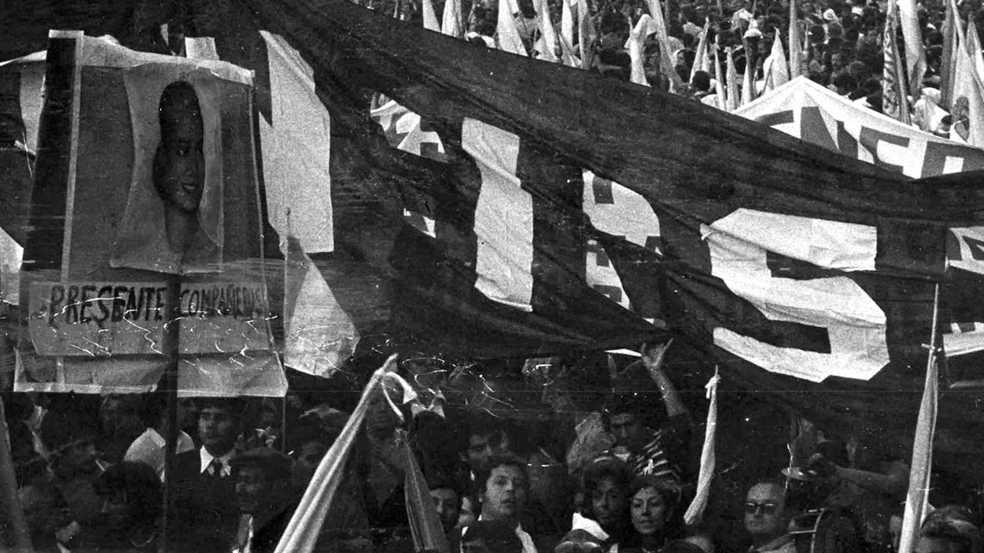 Montoneros en Plaza de Mayo, el 1 de mayo de 1974.