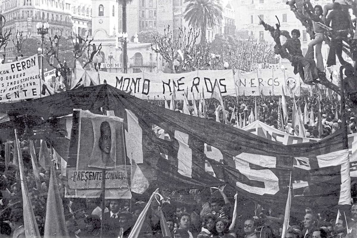 Montoneros en Plaza de Mayo, el 1° de Mayo de 1974
