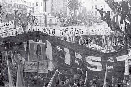 Montoneros en Plaza de Mayo, el 1° de Mayo de 1974