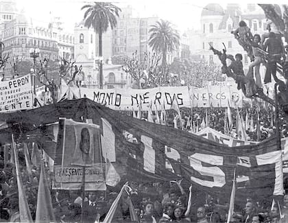 La columna de Montoneros en Plaza de Mayo, el 1 de mayo de 1974, cuando son rechazados por Perón