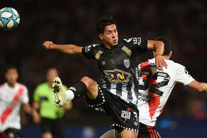 Montoya salta junto a Scocco en la semifinal frente a River por la Copa Argentina; Estudiantes, de Caseros, había eliminado a Colón, Arsenal y Tigre