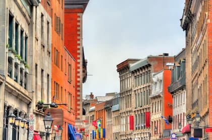 Montreal fusiona culturas, estilos de vida, gastronomía y lo moderno con una rica historia. Su centro histórico, que data del siglo XVII, está situado en el distrito de Ville-Marie.