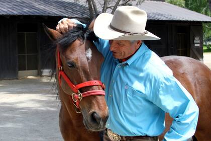 Monty Roberts saltó a la fama con su libro “El hombre que escucha a los caballos”, que vendió seis millones de copias