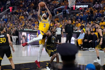 Monumental Anthony Davis: con 30 puntos, 23 rebotes, 5 asistencias y 4 bloqueos de su pivote, Los Angeles Lakers se impuso como visitante a Golden State Warriors y empezó con un triunfo la serie semifinal del Oeste.