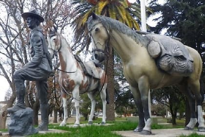 Monumento a Aimé Tschiffel, Gato y Mancha, en Ayacucho