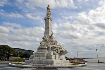 El monumento a Colon, junto al río frente al Aeroparque