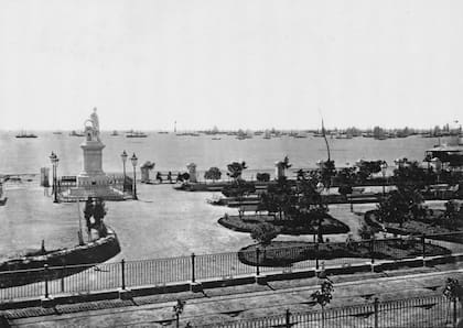 Monumento a Giuseppe Mazzini, emplazado en 1878, cuando el río llegaba casi hasta su base.