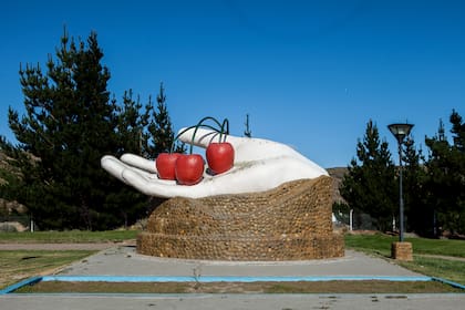Monumento a la cereza, el fruto estrella de Los Antiguos, Santa Cruz.