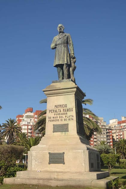 Monumento a Patricio Peralta Ramos. La carta que dirigió al gobernador Acosta motivó la fundación oficial de la ciudad el 10 de febrero de 1874.