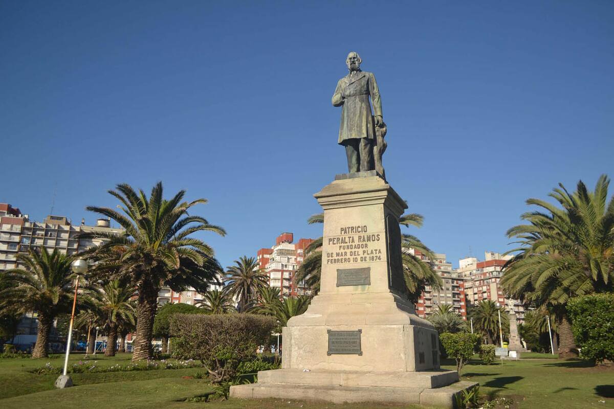 Monumento a Patricio Peralta Ramos. La carta que dirigió al gobernador Acosta motivó la fundación oficial de la ciudad el 10 de febrero de 1874.